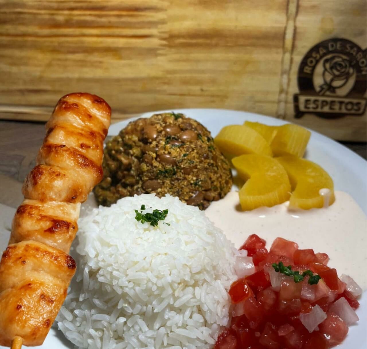 Imagem de compartilhamento para o artigo Rosa de Saron Espetos reinaugura nesta quinta, em novo endereço de Costa Rica, com jantinha completa por R$22,99 da MS Todo dia